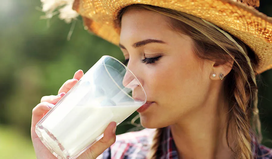 Девушка с стаканом молока