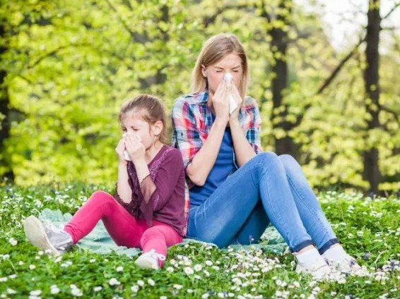 Девочка и девушка с салфетками